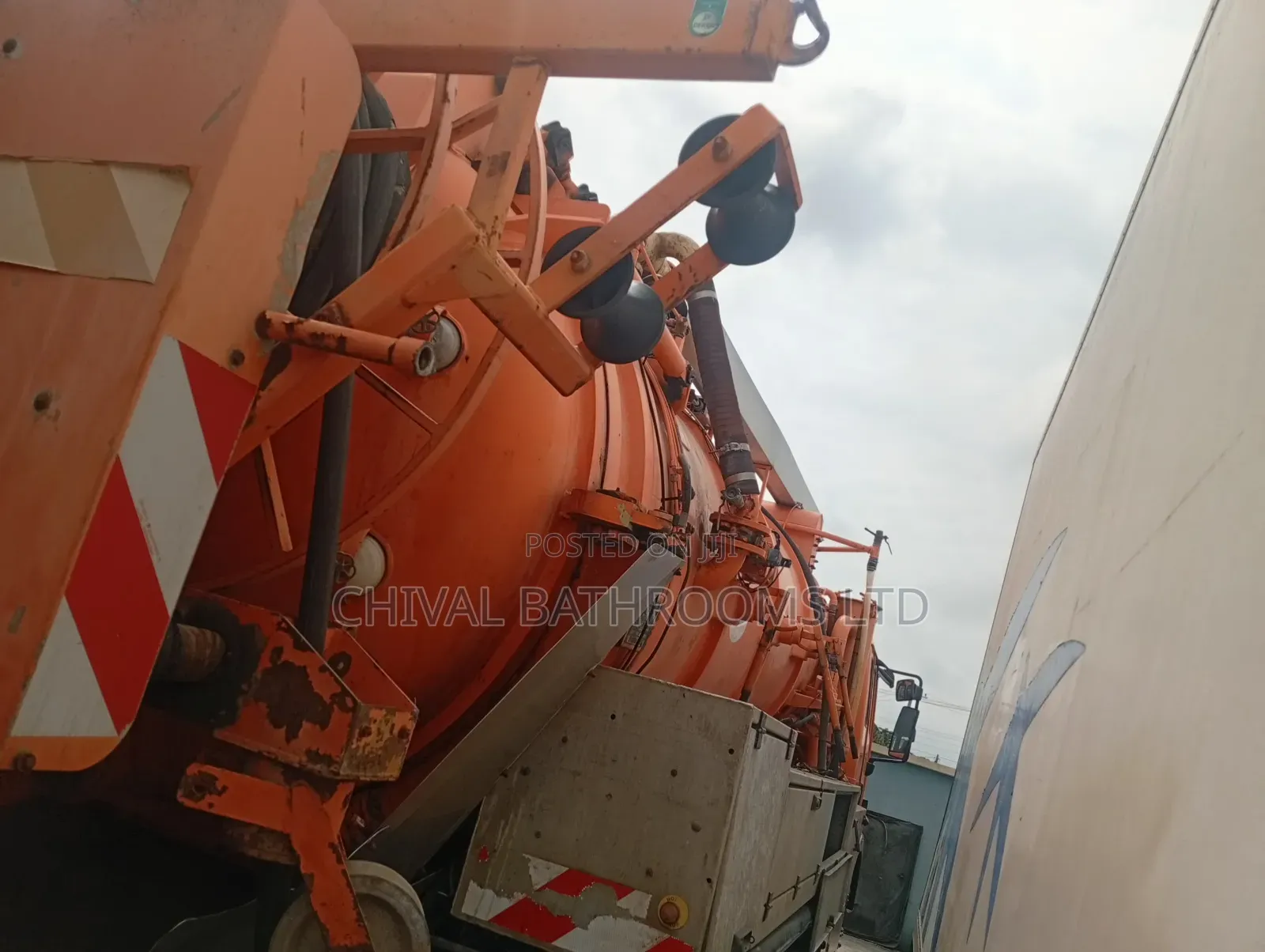 Mercedes Sewage Tanker
11,000 Liters
10 Bolt