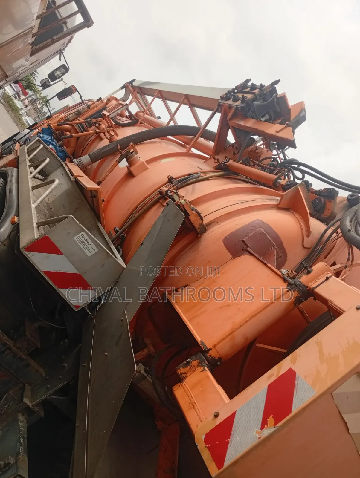 Mercedes Sewage Tanker
11,000 Liters
10 Bolt