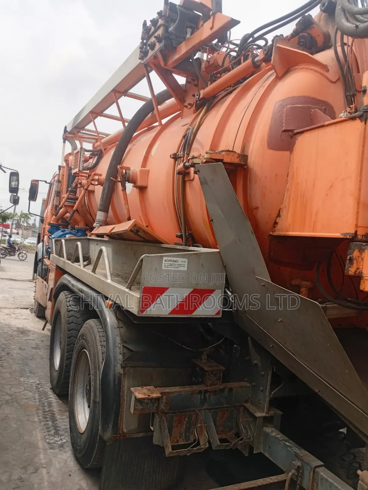 Mercedes Sewage Tanker
11,000 Liters
10 Bolt