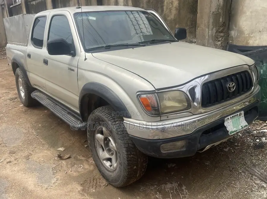 Toyota Tacoma S-Runner 4x2 Xtracab 121.9 in. WB 2003 Gold