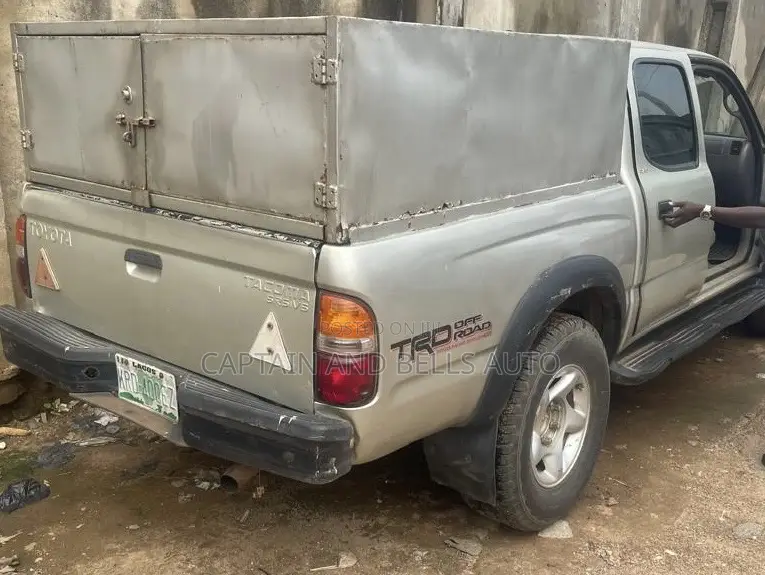 Toyota Tacoma S-Runner 4x2 Xtracab 121.9 in. WB 2003 Gold