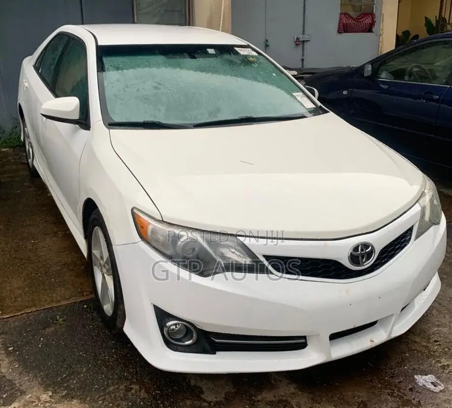 Toyota Camry SE 4dr Sedan (2.5L 4cyl 6A) 2013 White