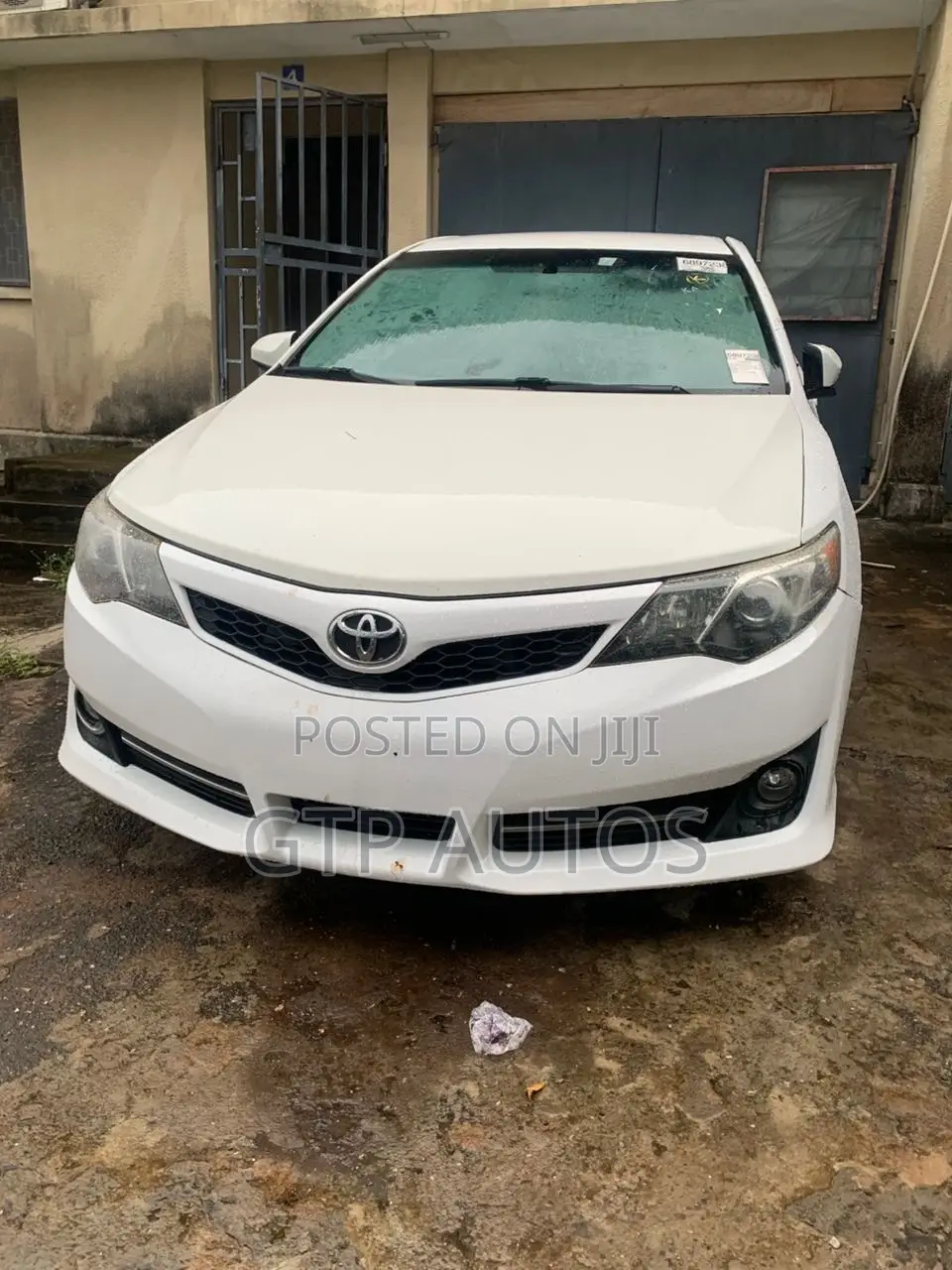Toyota Camry SE 4dr Sedan (2.5L 4cyl 6A) 2013 White