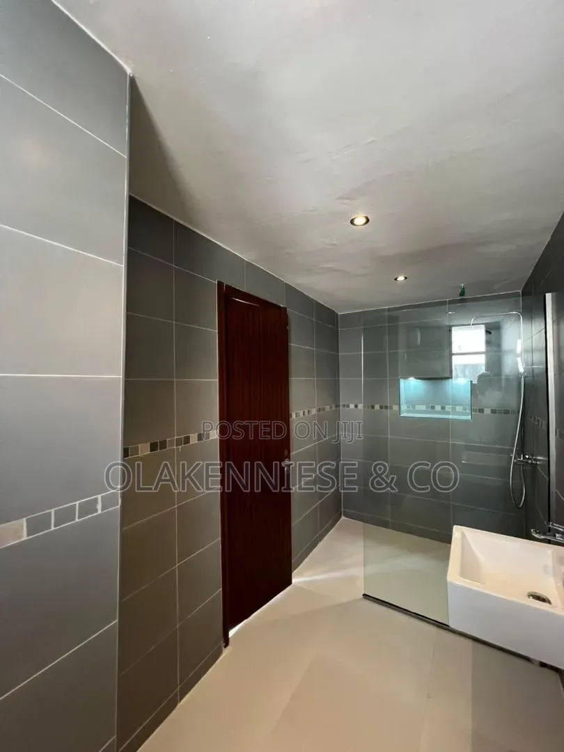 2bdrm Block of Flats in Lekki Ph1 for sale