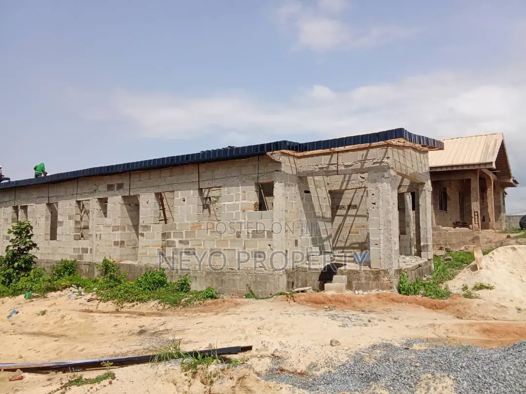 3bdrm Bungalow in Greenleaf Estate, Ebute for sale
