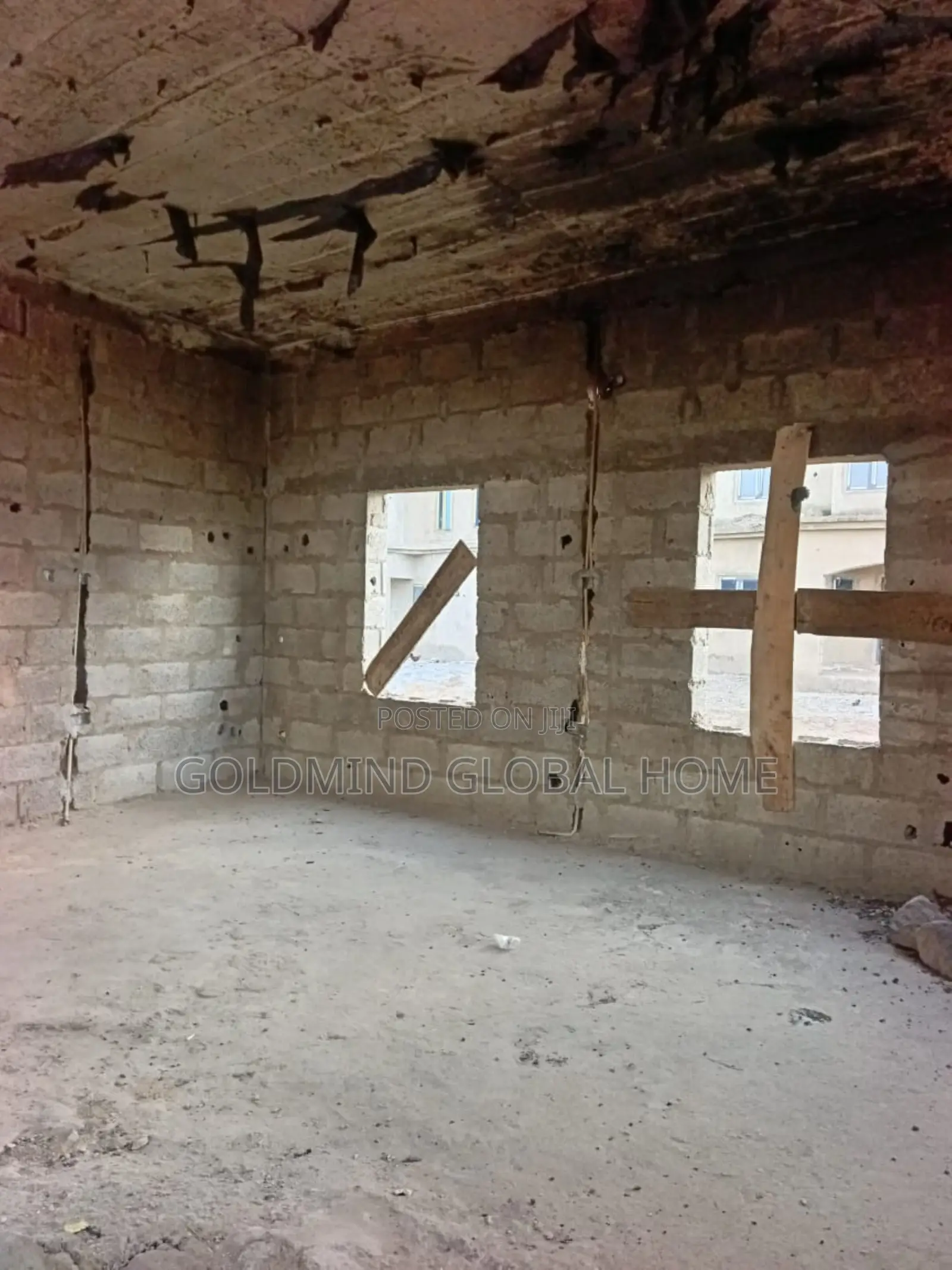 5bdrm Penthouse in Seman Estate Phase 1, Sabon Lugbe for sale