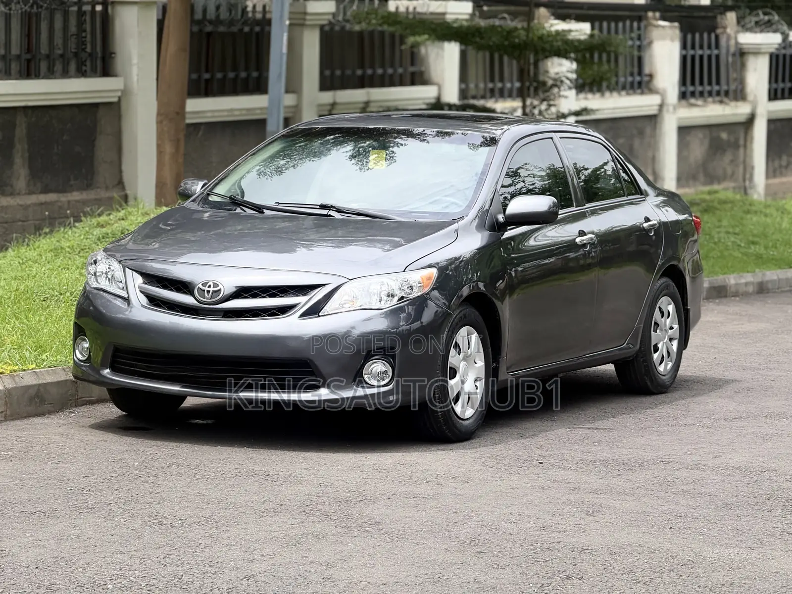 Toyota Corolla LE 4dr Sedan (1.8L 4cyl 4A) 2013 Gray