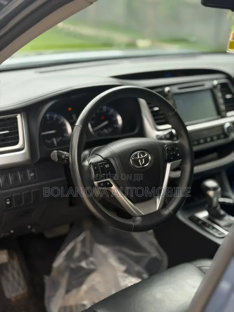 Toyota Highlander XLE 4dr SUV AWD (3.5L 6cyl 6A) 2015 Gray