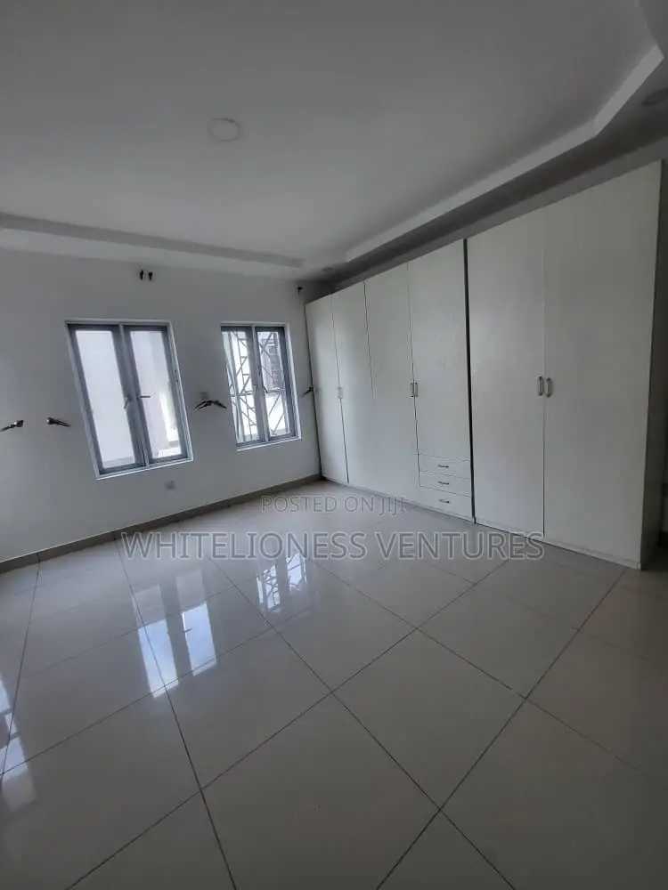 3bdrm Block of Flats in Oral Estate, Chevron for sale