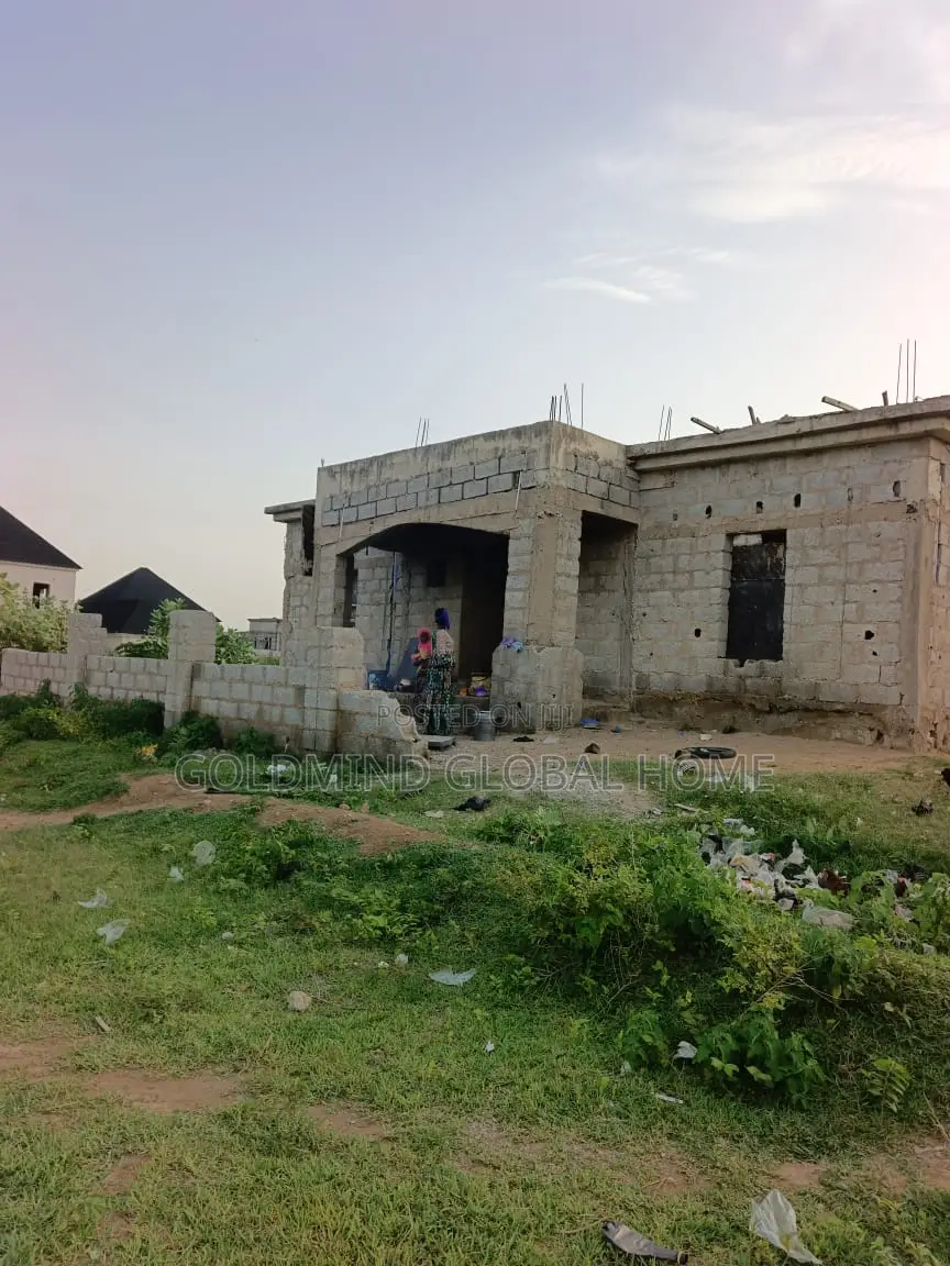 5bdrm Penthouse in Seman Estate, Sabon Lugbe for sale