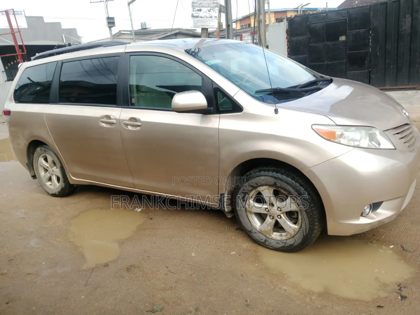 Toyota Sienna 2010 Gold