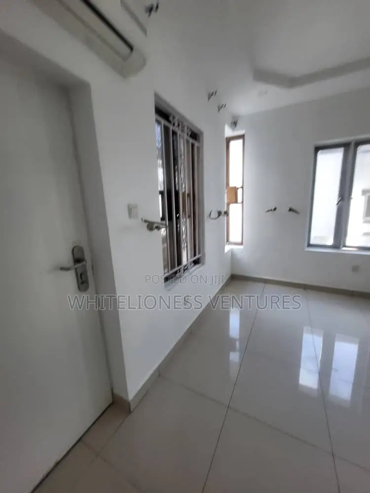 4bdrm Duplex in Orchid Road, Chevron for sale