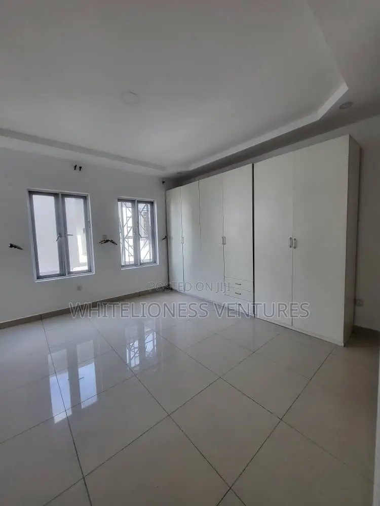 4bdrm Duplex in Orchid Road, Chevron for sale