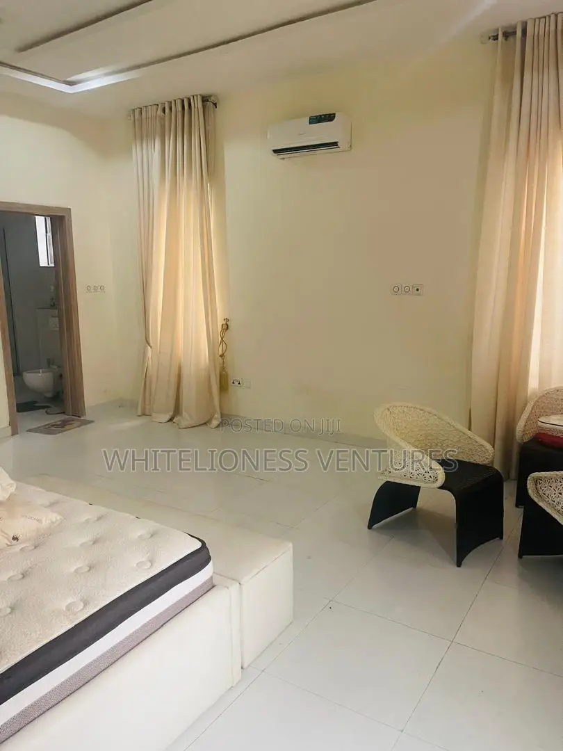 4bdrm Duplex in Orchid Road, Chevron for sale