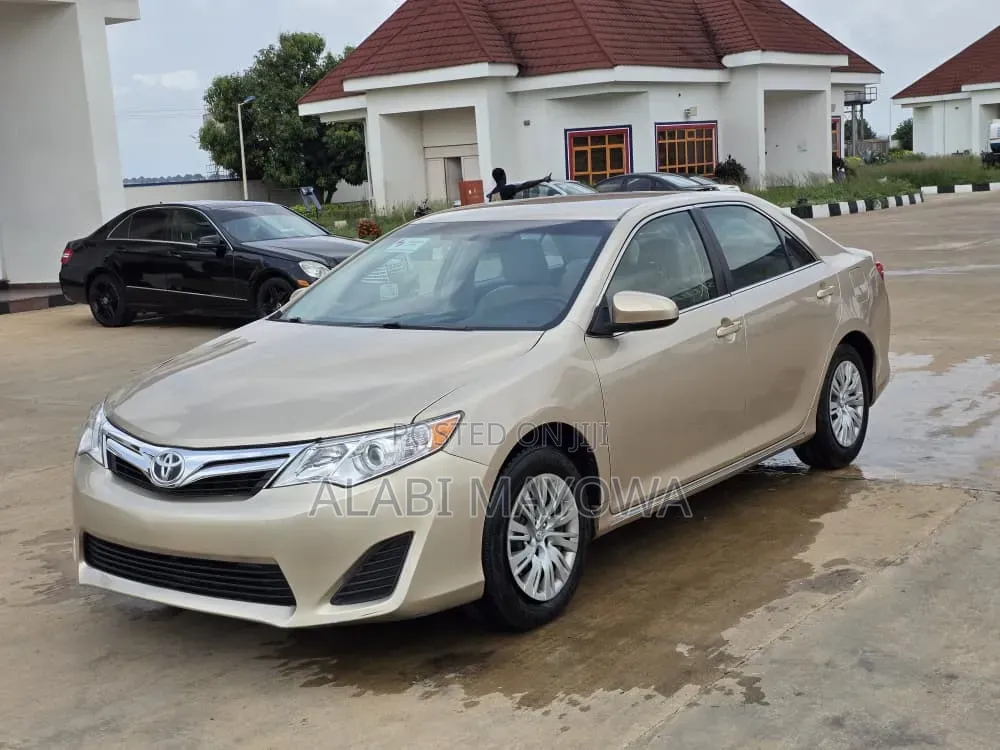 Toyota Camry LE 4dr Sedan (2.5L 4cyl 6A) 2013 Gold