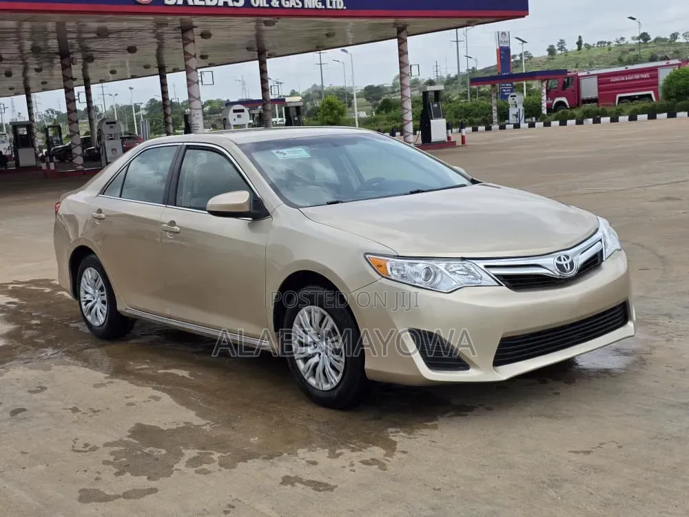 Toyota Camry LE 4dr Sedan (2.5L 4cyl 6A) 2013 Gold
