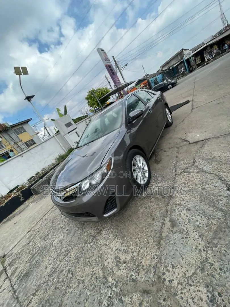 Toyota Camry LE 4dr Sedan (2.5L 4cyl 6A) 2012 Gray