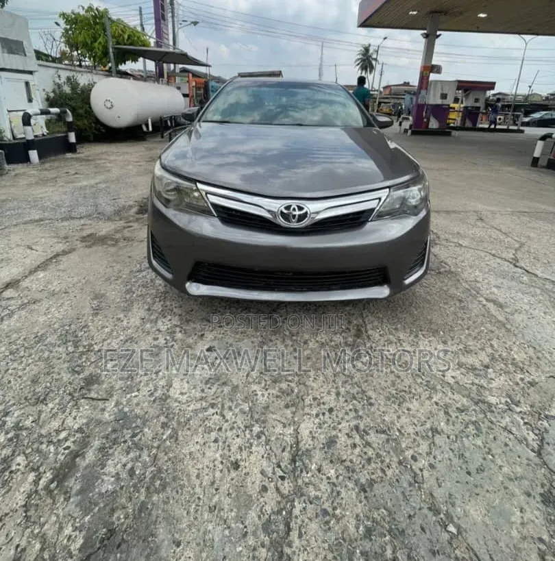 Toyota Camry LE 4dr Sedan (2.5L 4cyl 6A) 2012 Gray