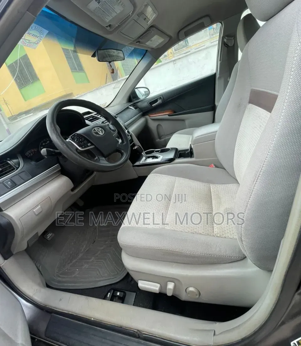 Toyota Camry LE 4dr Sedan (2.5L 4cyl 6A) 2012 Gray
