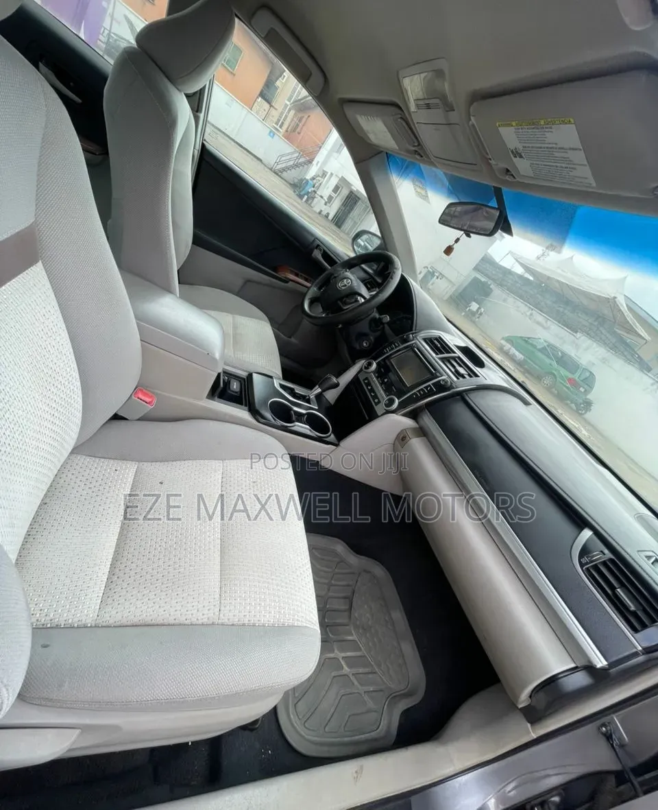 Toyota Camry LE 4dr Sedan (2.5L 4cyl 6A) 2012 Gray