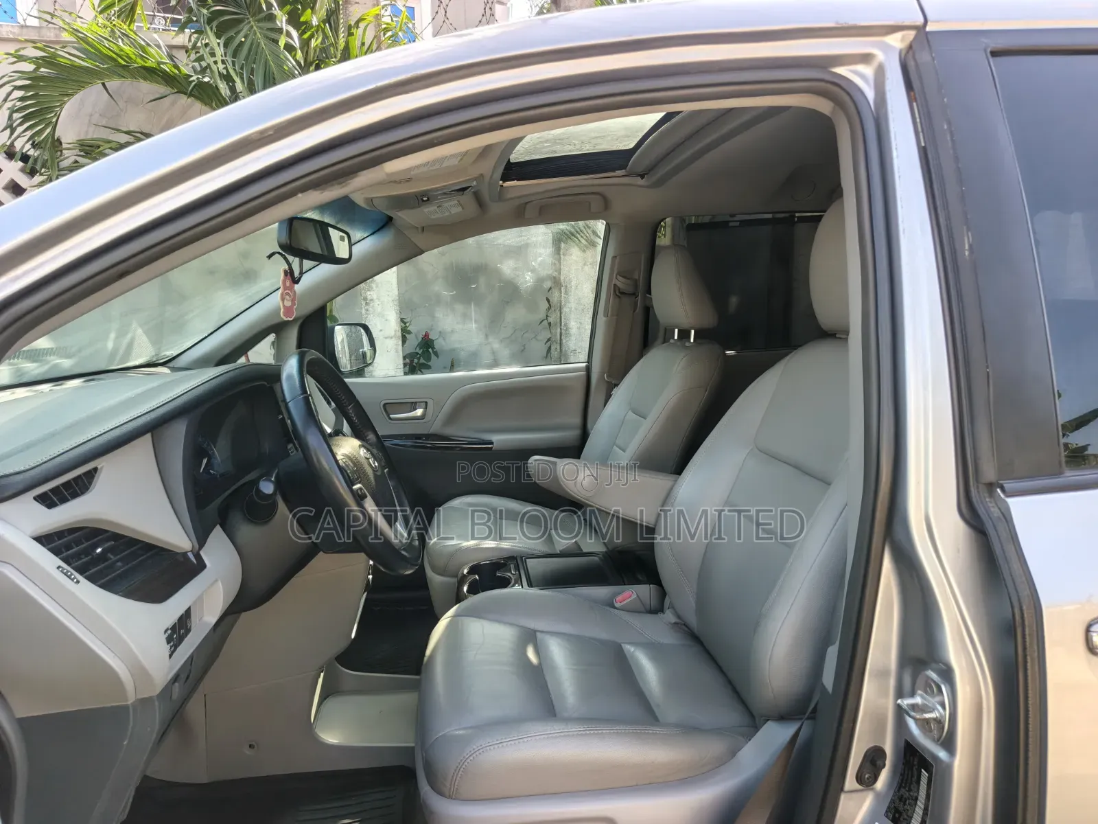 Toyota Sienna XLE Mobility Auto Access (3.5L 6cyl 8A) 2018 Silver