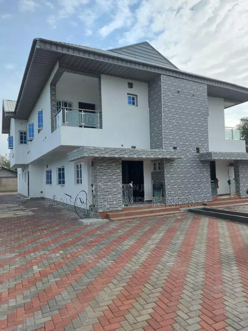 4bdrm Duplex in Unilag Estate, Lekki Expressway for sale