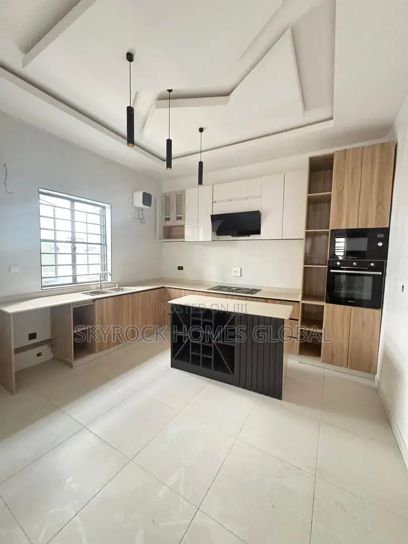 5bdrm Duplex in Ikota for rent