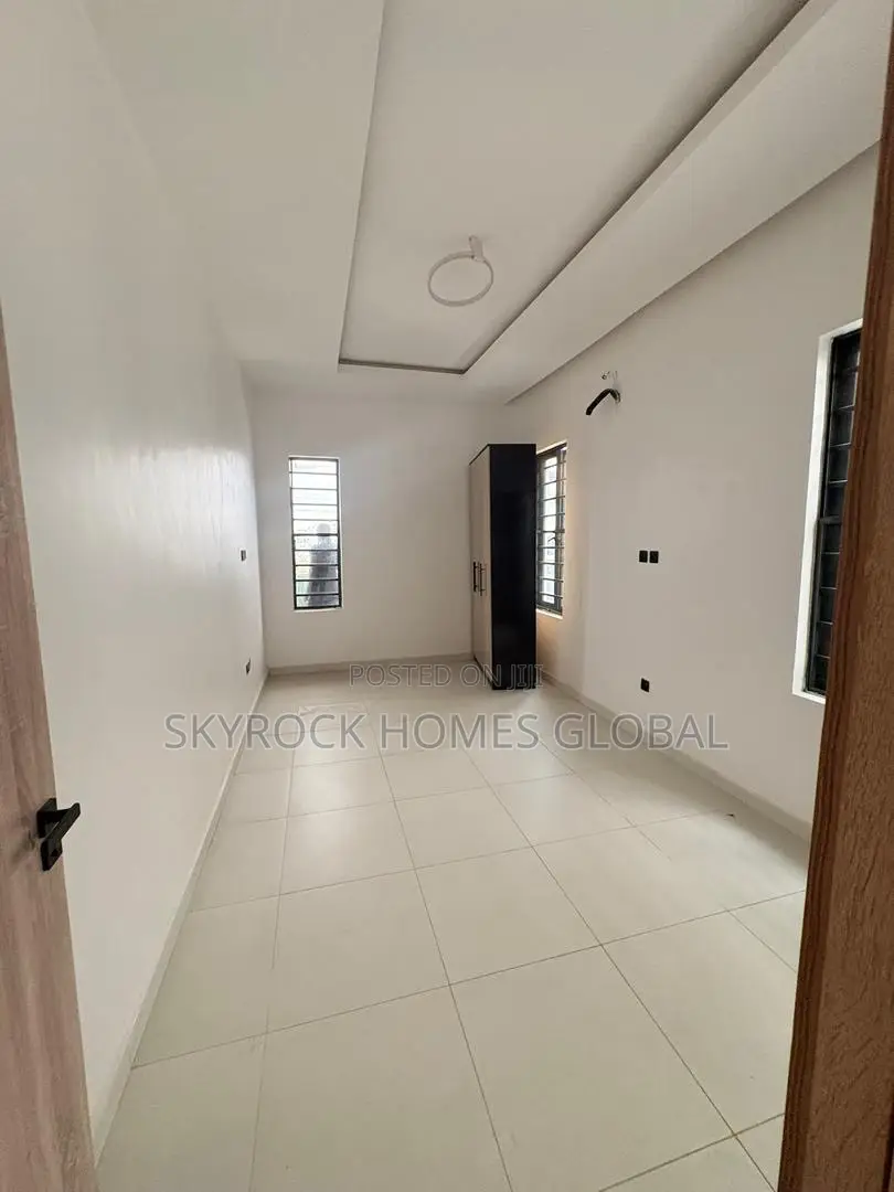 5bdrm Duplex in Ikota for rent