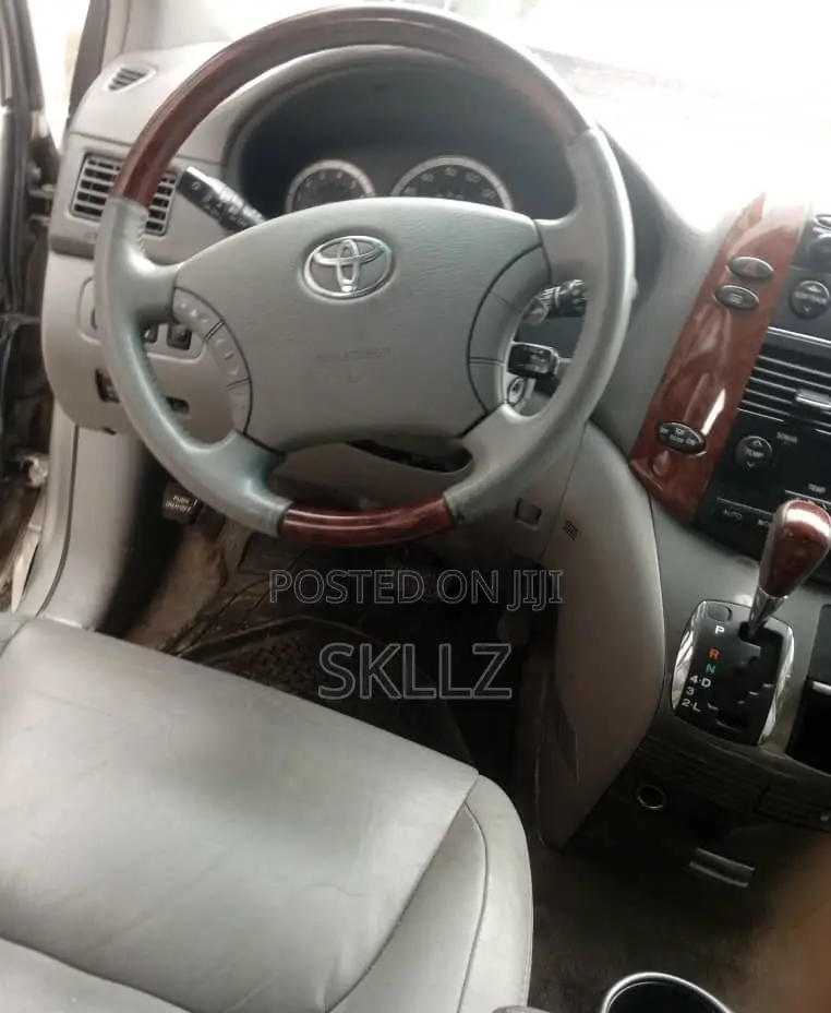 Toyota Sienna XLE Limited AWD 2005 Gold