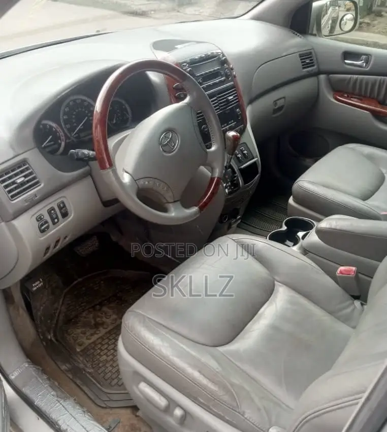 Toyota Sienna XLE Limited AWD 2005 Gold