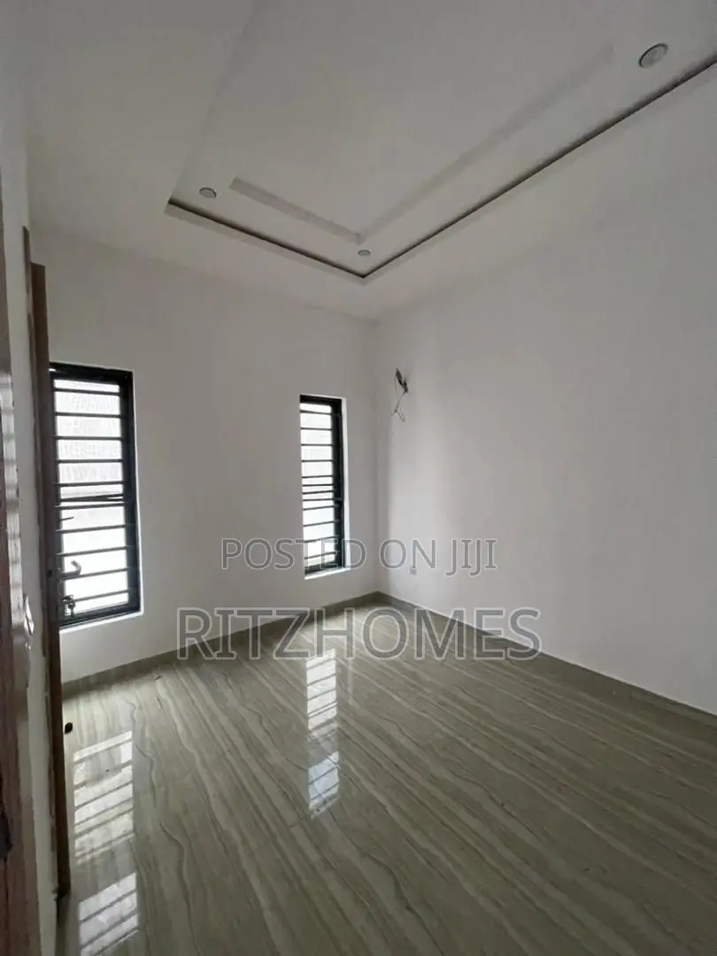 4bdrm Duplex in Chevron for sale