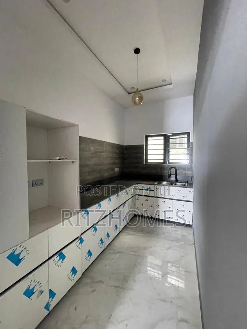 4bdrm Duplex in Chevron for sale