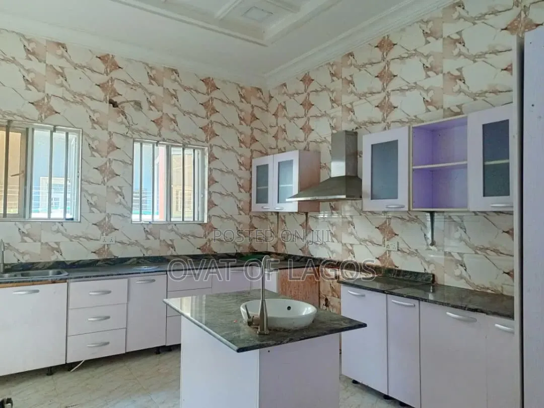 4bdrm Duplex in Chevron for rent