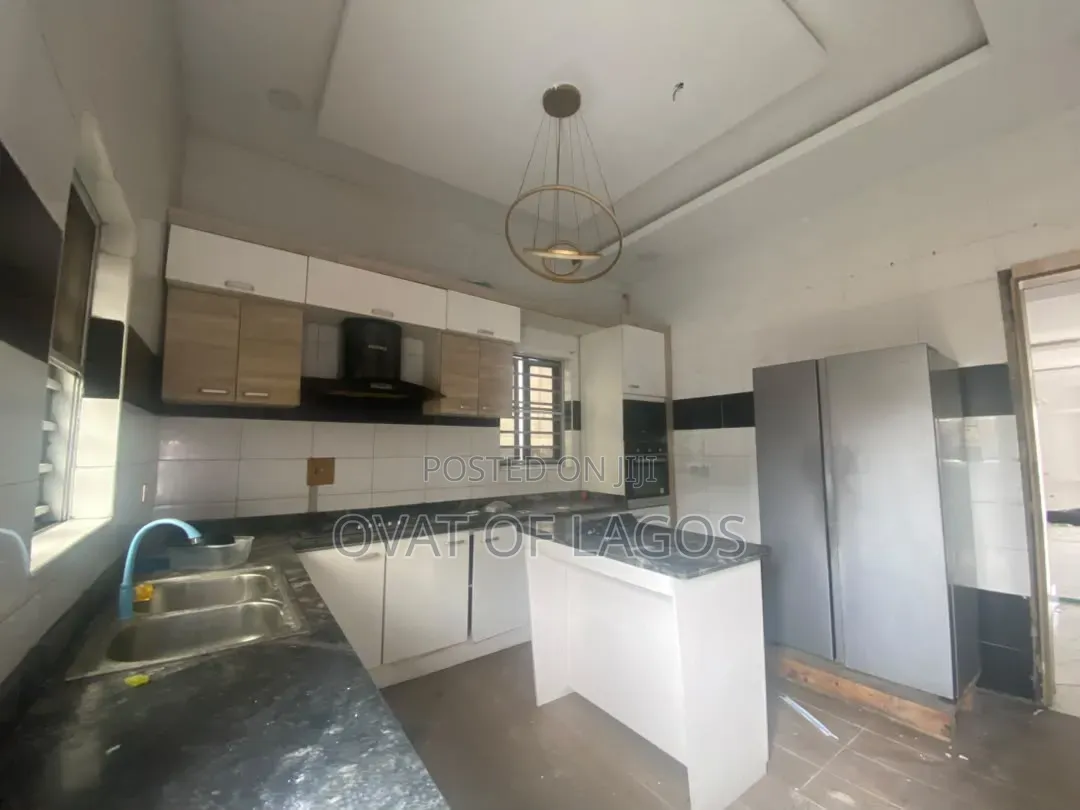 5bdrm Duplex in Chevron for rent