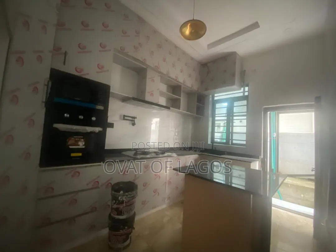 4bdrm Duplex in Chevron for rent