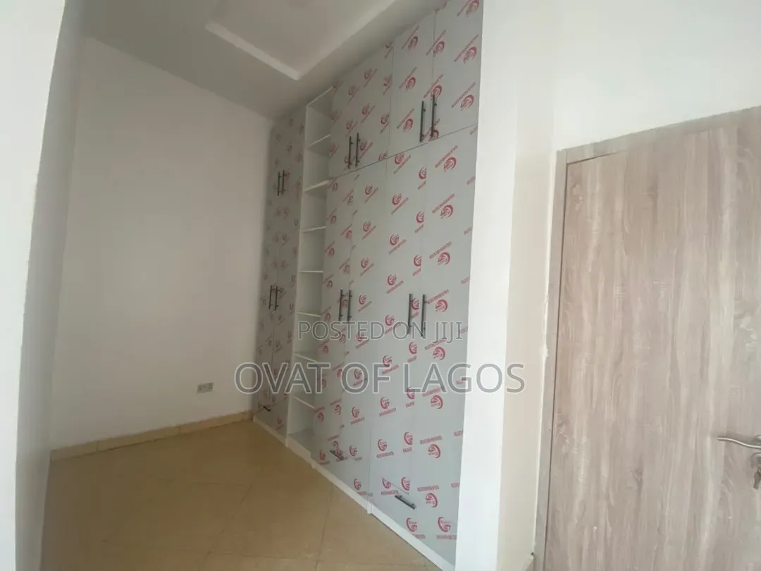 4bdrm Duplex in Chevron for rent