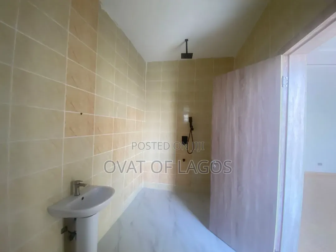 4bdrm Duplex in Chevron for rent
