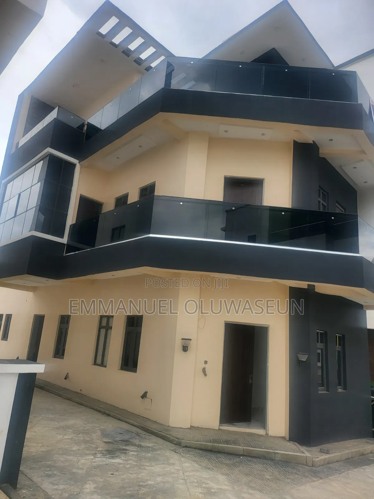 5bdrm Duplex in Guzape District for sale