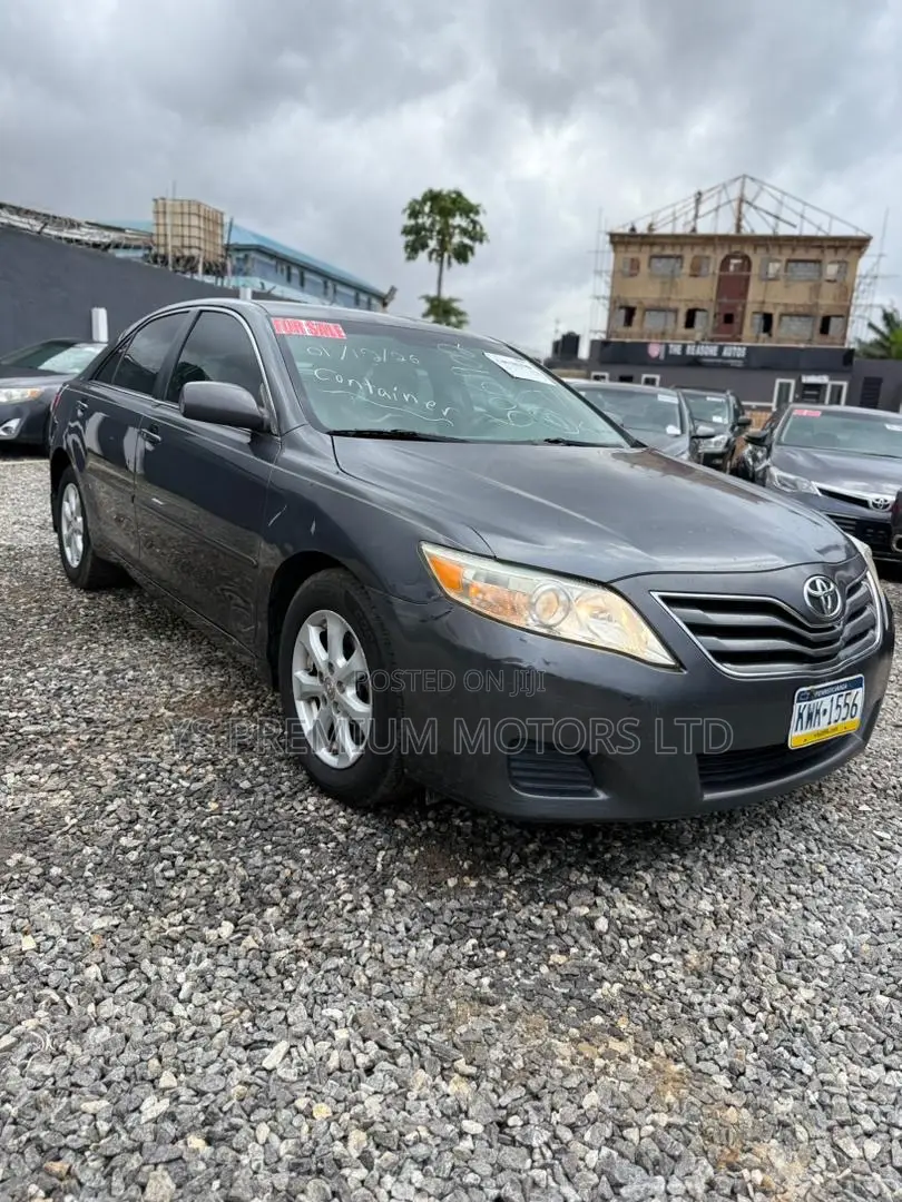 Toyota Camry LE 4dr Sedan (2.5L 4cyl 6AM) 2010 Gray