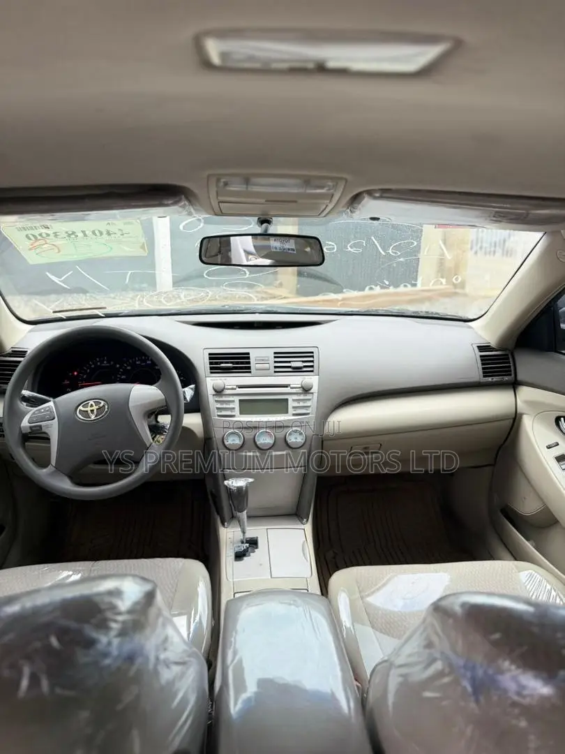 Toyota Camry LE 4dr Sedan (2.5L 4cyl 6AM) 2010 Gray