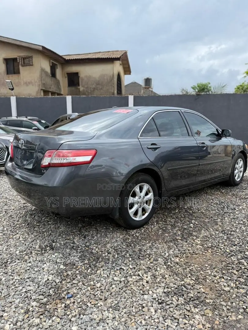 Toyota Camry LE 4dr Sedan (2.5L 4cyl 6AM) 2010 Gray