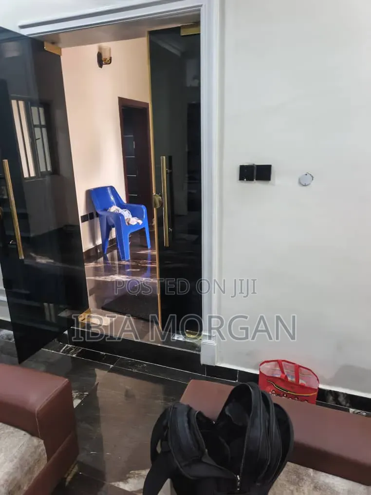 9bdrm Duplex in Jesus Close, Sars for sale