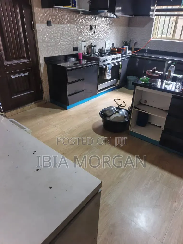 9bdrm Duplex in Jesus Close, Sars for sale