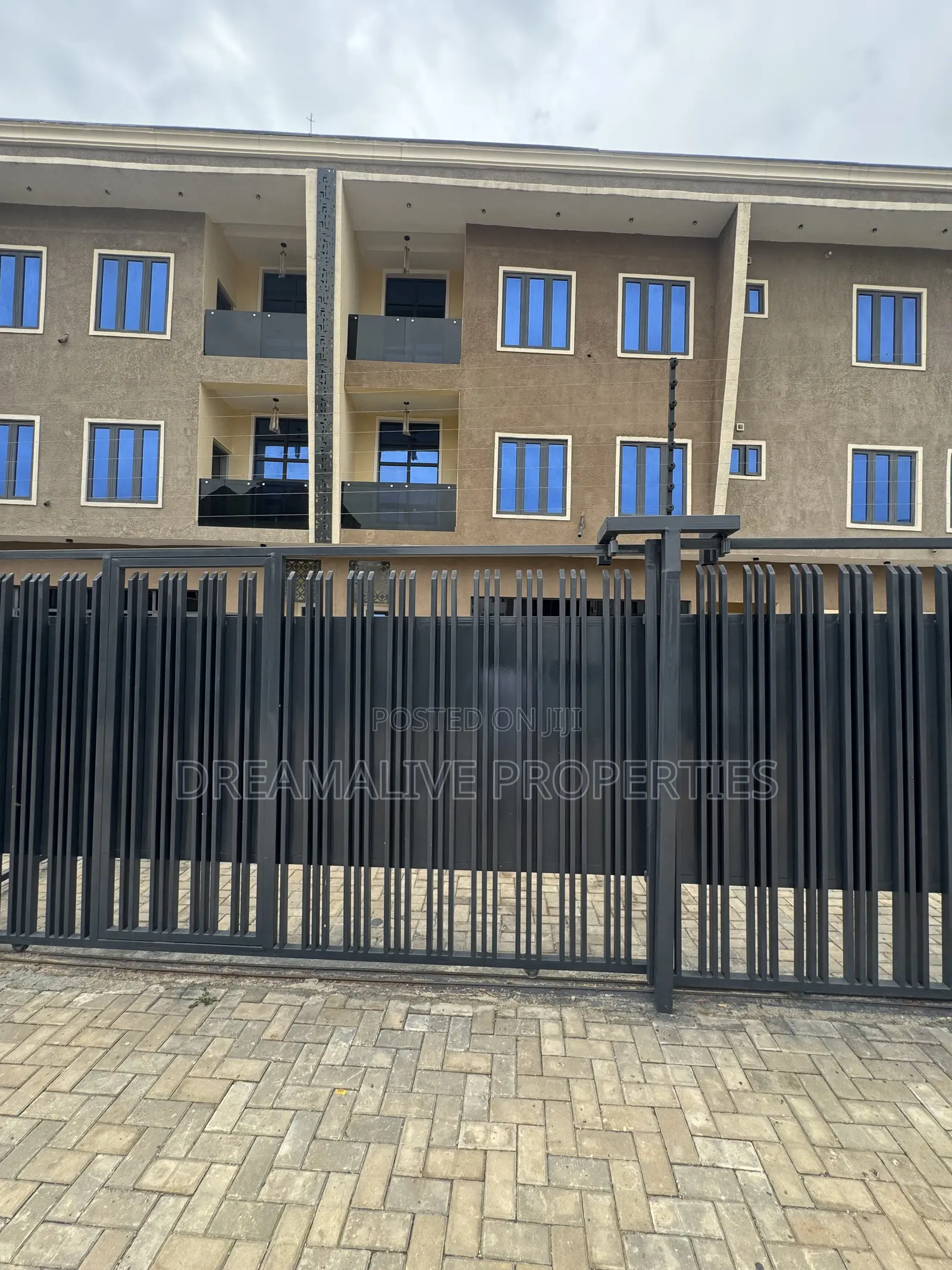 4bdrm Duplex in Life Camp for sale