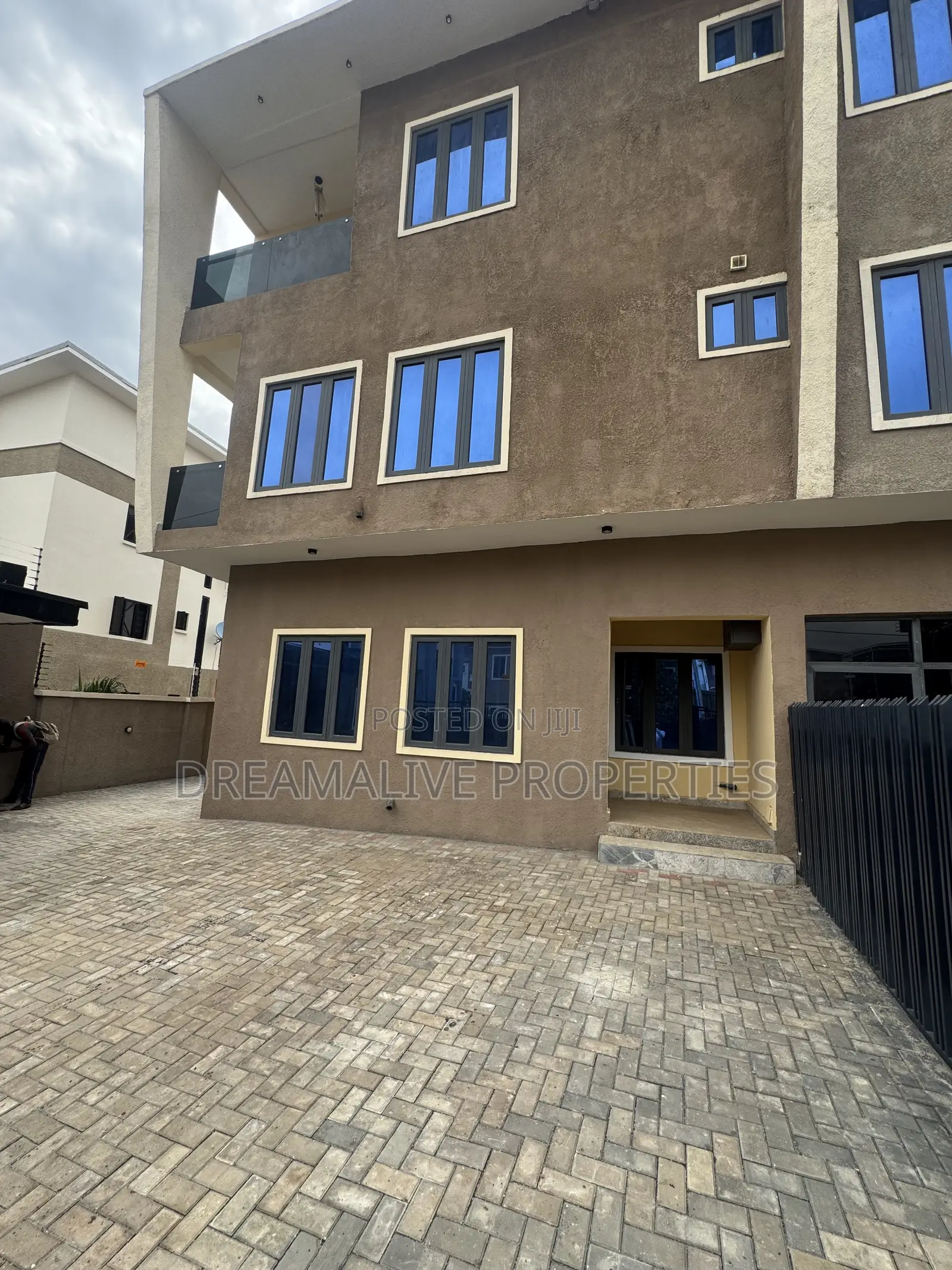 4bdrm Duplex in Life Camp for sale