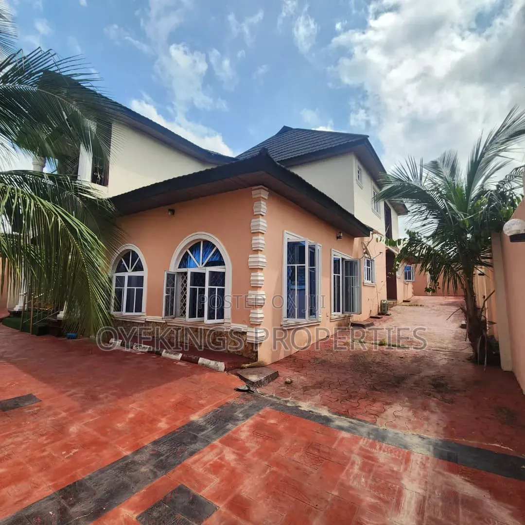 5bdrm Bungalow in Ajadi, Ologuneru for sale