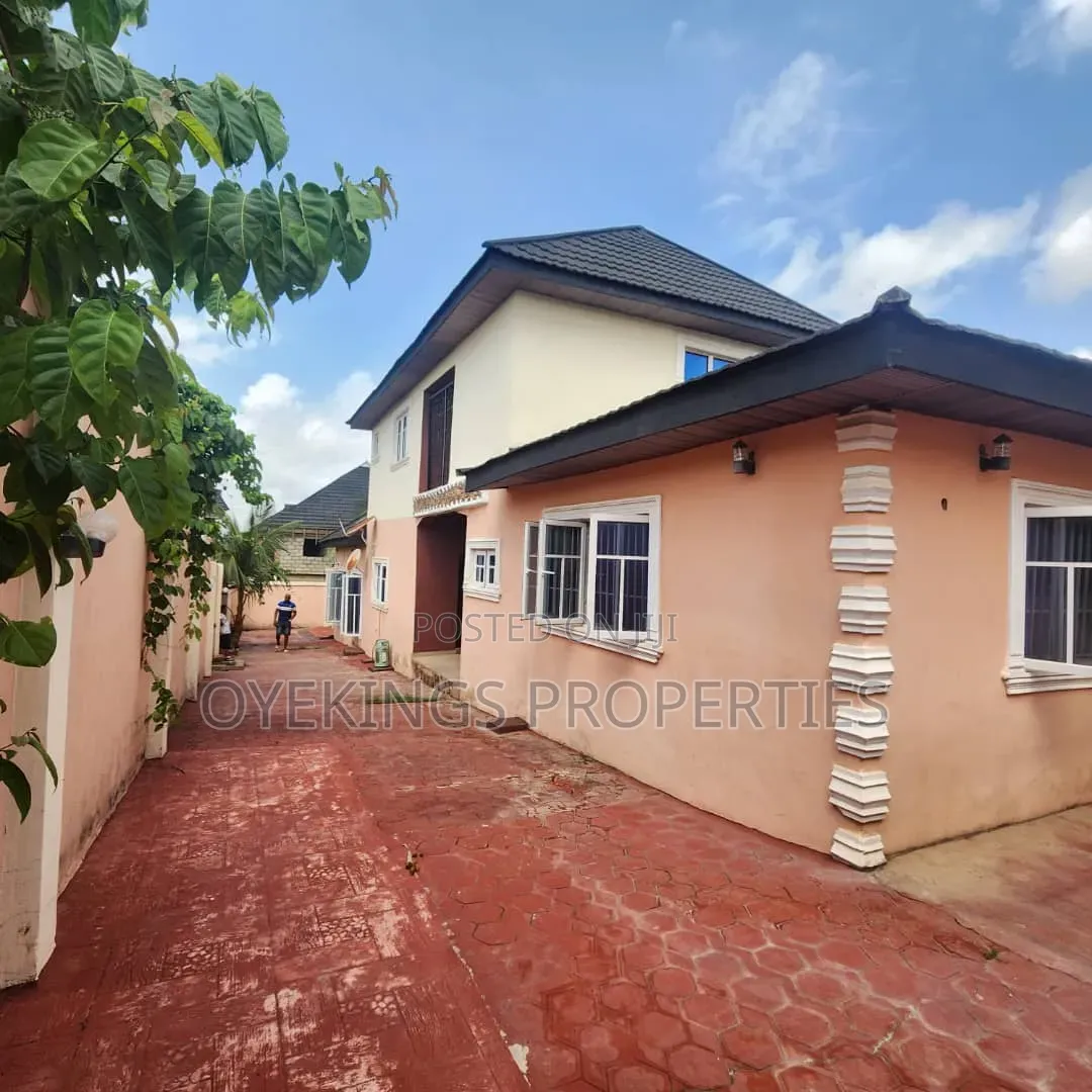 5bdrm Bungalow in Ajadi, Ologuneru for sale
