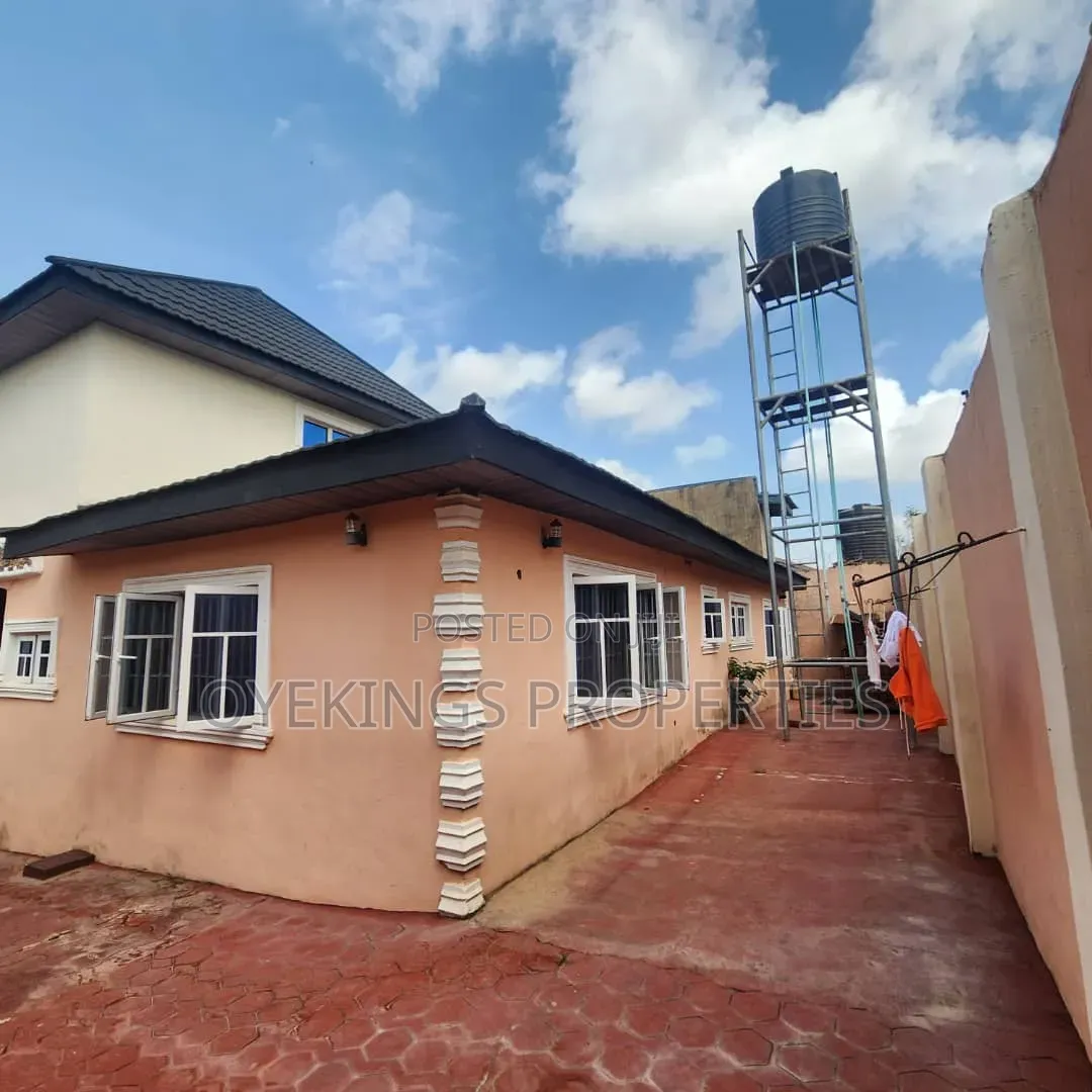 5bdrm Bungalow in Ajadi, Ologuneru for sale