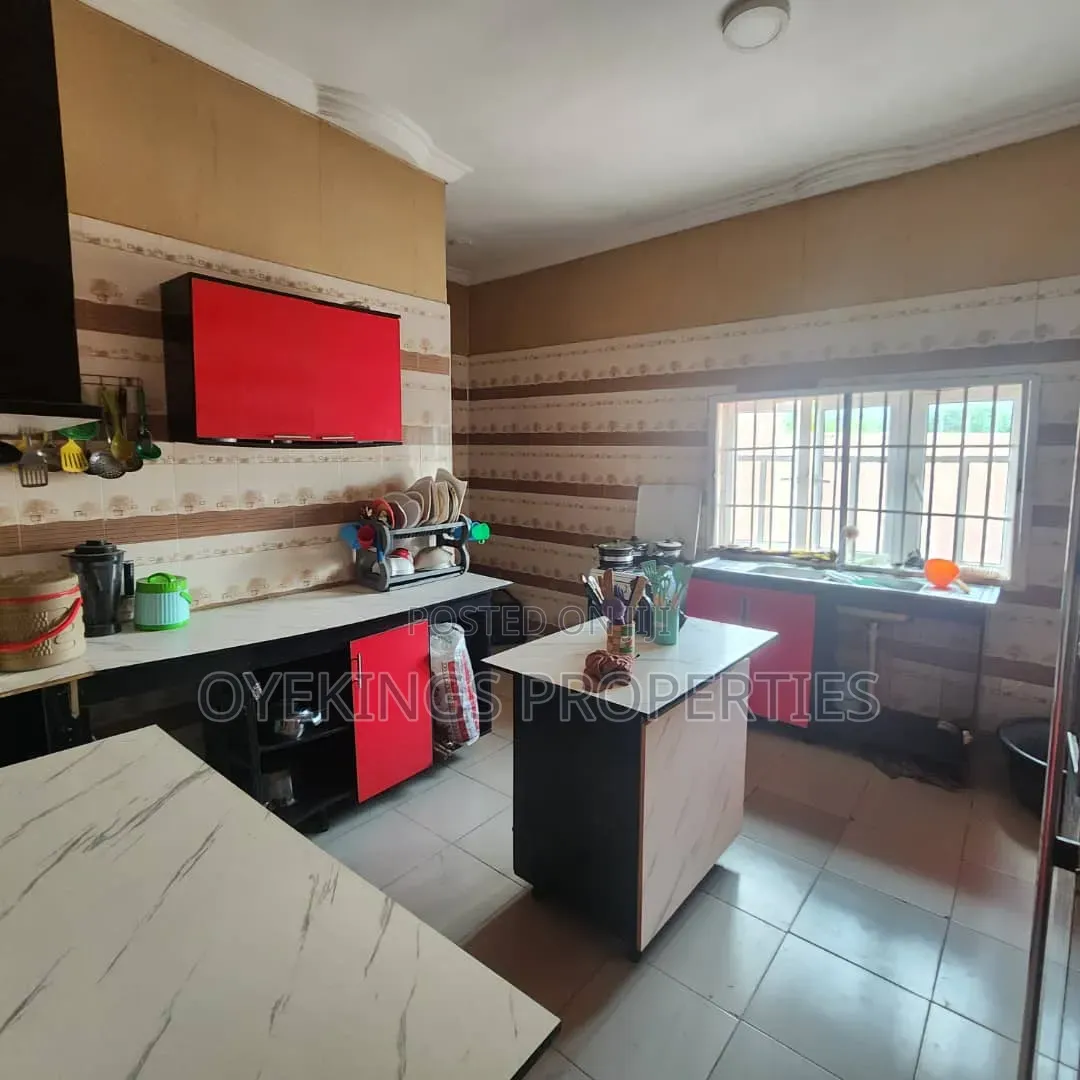 5bdrm Bungalow in Ajadi, Ologuneru for sale