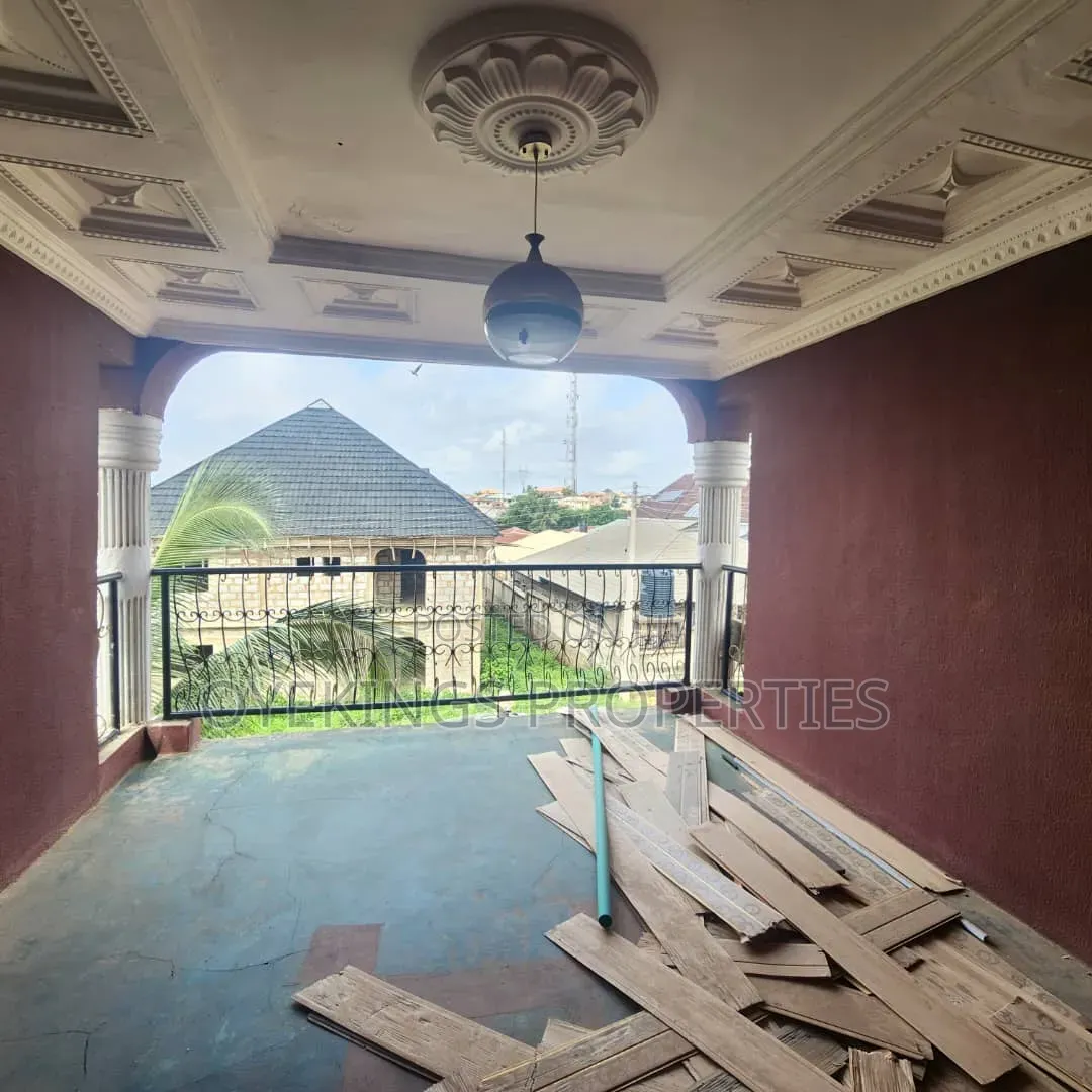 5bdrm Bungalow in Ajadi, Ologuneru for sale